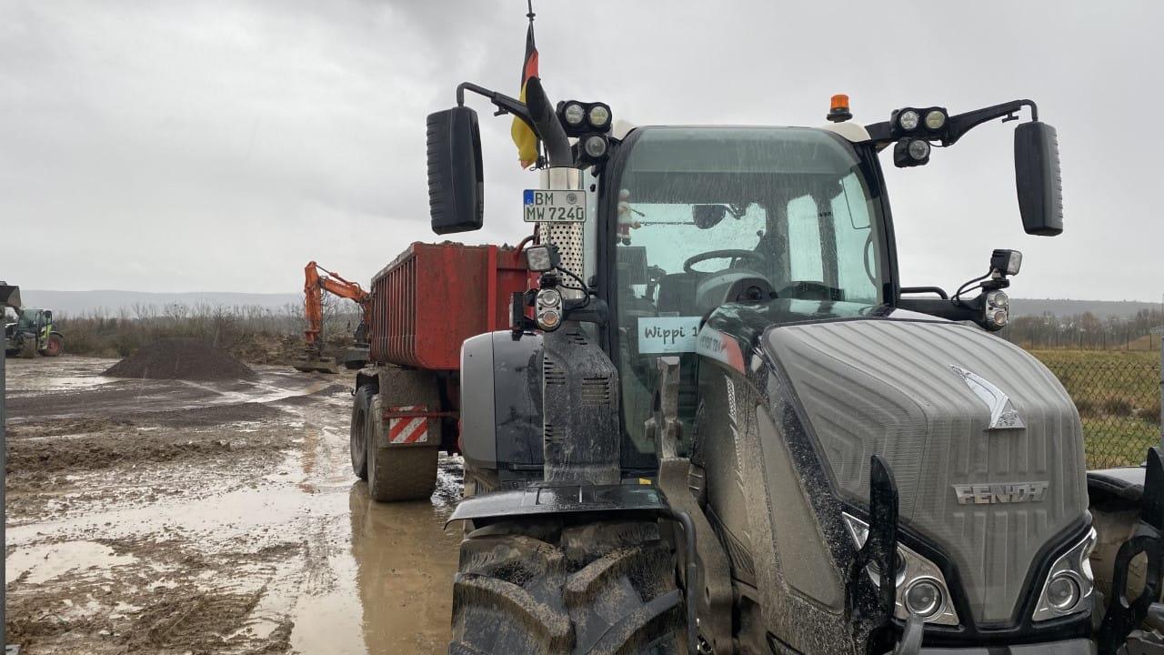 "Wippi 1": Wipperfürths Fendt, hier Anfang Januar auf der Fläche des neuen Containerstandorts, hat an der Ahr große Dienste geleistet.