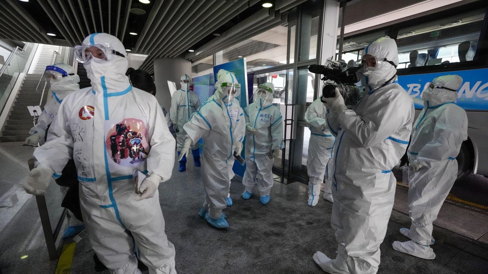 Olympia-Mitarbeiter empfangen Journalisten am Pekinger Flughafen.