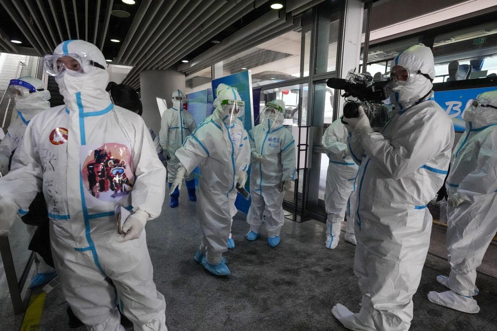 Olympia-Mitarbeiter empfangen Journalisten am Pekinger Flughafen.