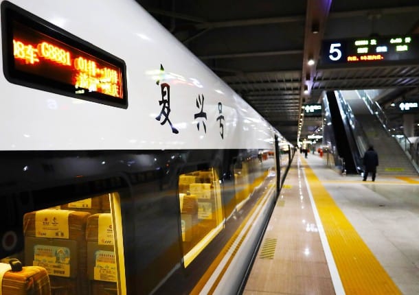 Ein Schnellzug rast binnen Minuten vom Pekinger Zentrum in den Olympiaort Yanqing.