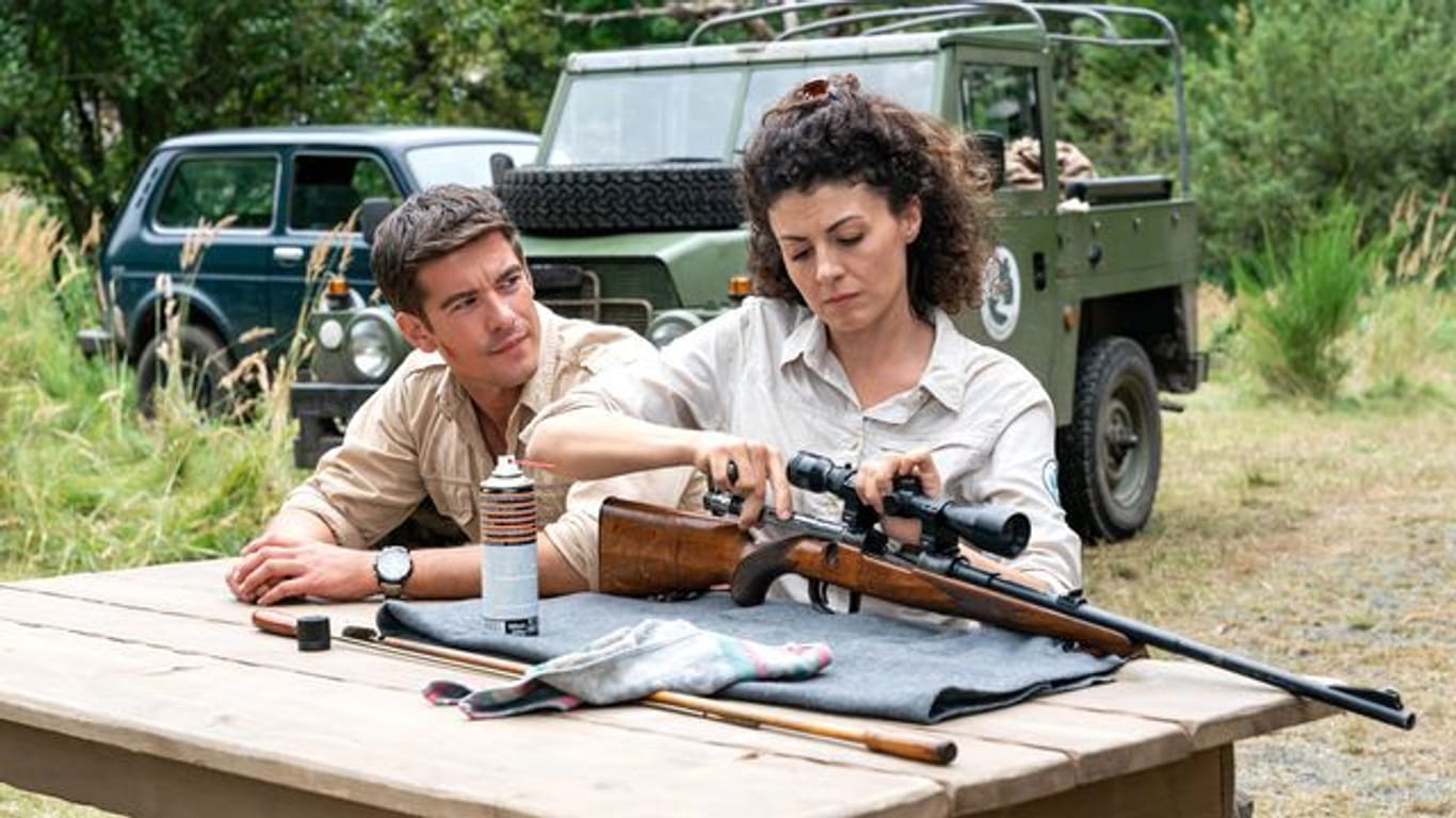 Jonas Waldek (Philipp Danne) und Emilia Graf (Liza Tzschirner) arbeiten Seite an Seite auf der Rangerstation.