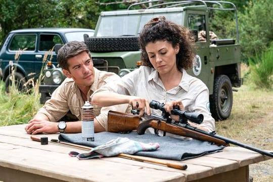 Jonas Waldek (Philipp Danne) und Emilia Graf (Liza Tzschirner) arbeiten Seite an Seite auf der Rangerstation.