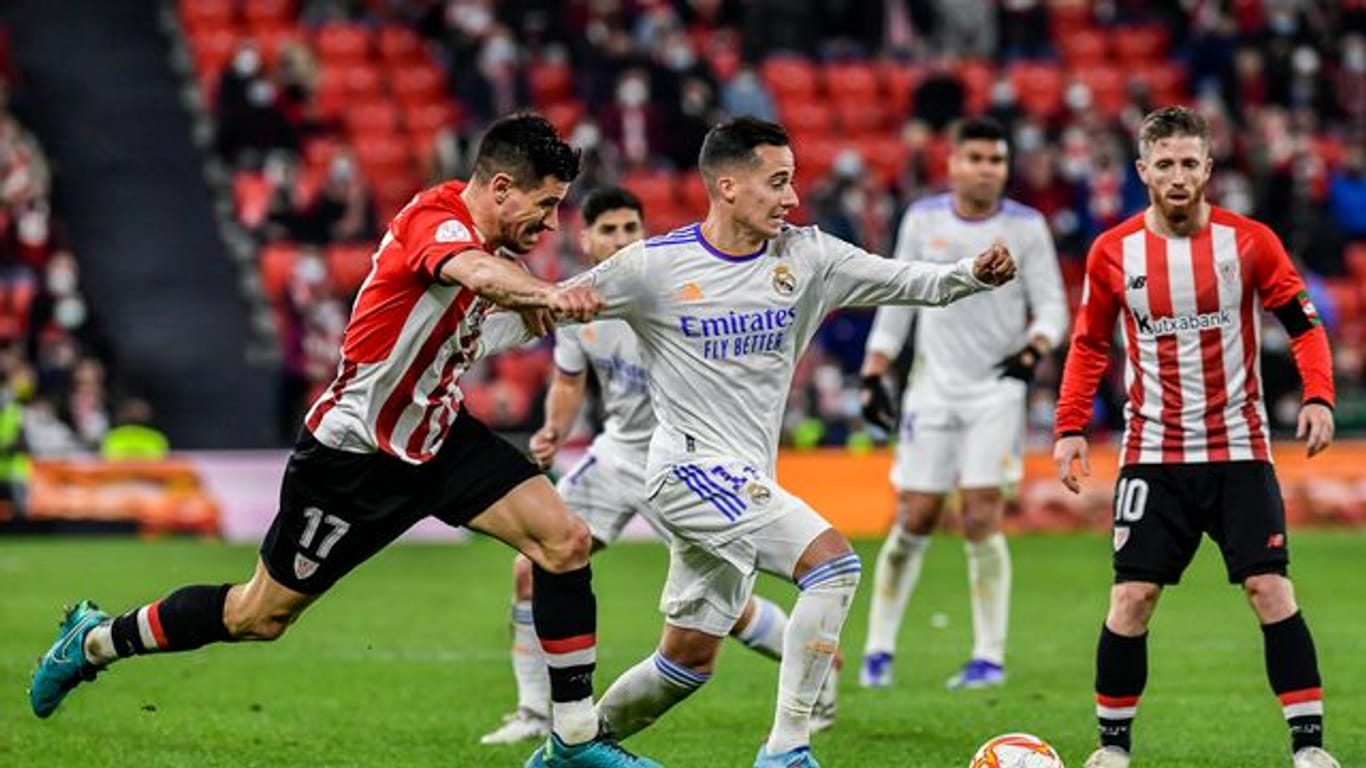 Copa del Rey: Lucas Vazquez von Real Madrid (M) kämpft mit Yuri Berchiche von Athletic Bilbao um den Ball.