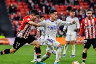 Copa del Rey: Lucas Vazquez von Real Madrid (M) kämpft mit Yuri Berchiche von Athletic Bilbao um den Ball.