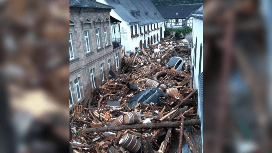 Walporzheim nach der Flut: Meterhoch türmten sich Trümmer, Autos und Baumstämme auf der Straße. Die Helfer mit schwerem Gerät waren für die Menschen wie Befreier.