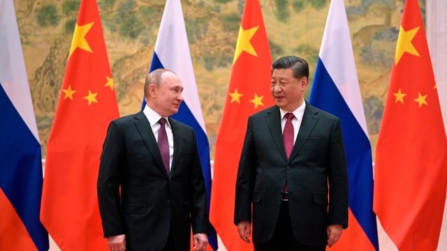 Erstes Treffen seit Ausbruch der Corona-Pandemie Ende 2019: Xi Jinping (r.