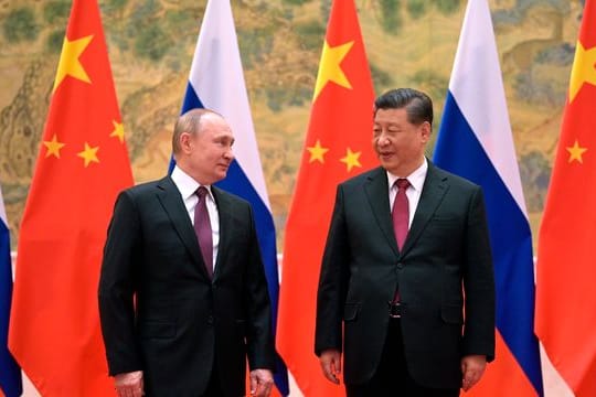 Erstes Treffen seit Ausbruch der Corona-Pandemie Ende 2019: Xi Jinping (r.