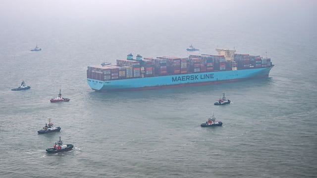 Das 400 Meter lange Containerschiff hatte sich nördlich der ostfriesischen Insel Wangerooge festgefahren. Das 400 Meter lange Containerschiff hatte sich nördlich der ostfriesischen Insel Wangerooge festgefahren.