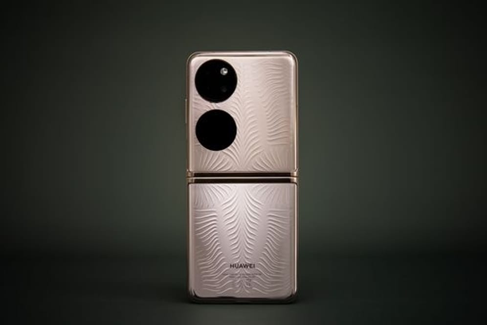 Das Huawei P50 Pocket ist als Flip-Phone ein echter Hingucker.