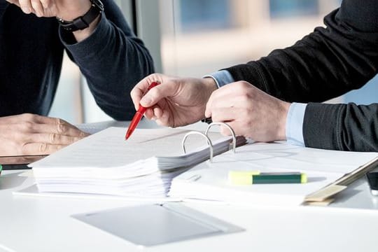 Wer merkt, dass er seine Verbindlichkeiten nicht mehr bedienen kann, sollte sich Hilfe holen. Wer merkt, dass er seine Verbindlichkeiten nicht mehr bedienen kann, sollte sich Hilfe holen.