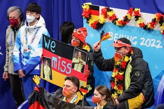 Das deutsche Eiskinstlauf-Team mit dem Plakat für Nolan Seegert und Minerva Hase.