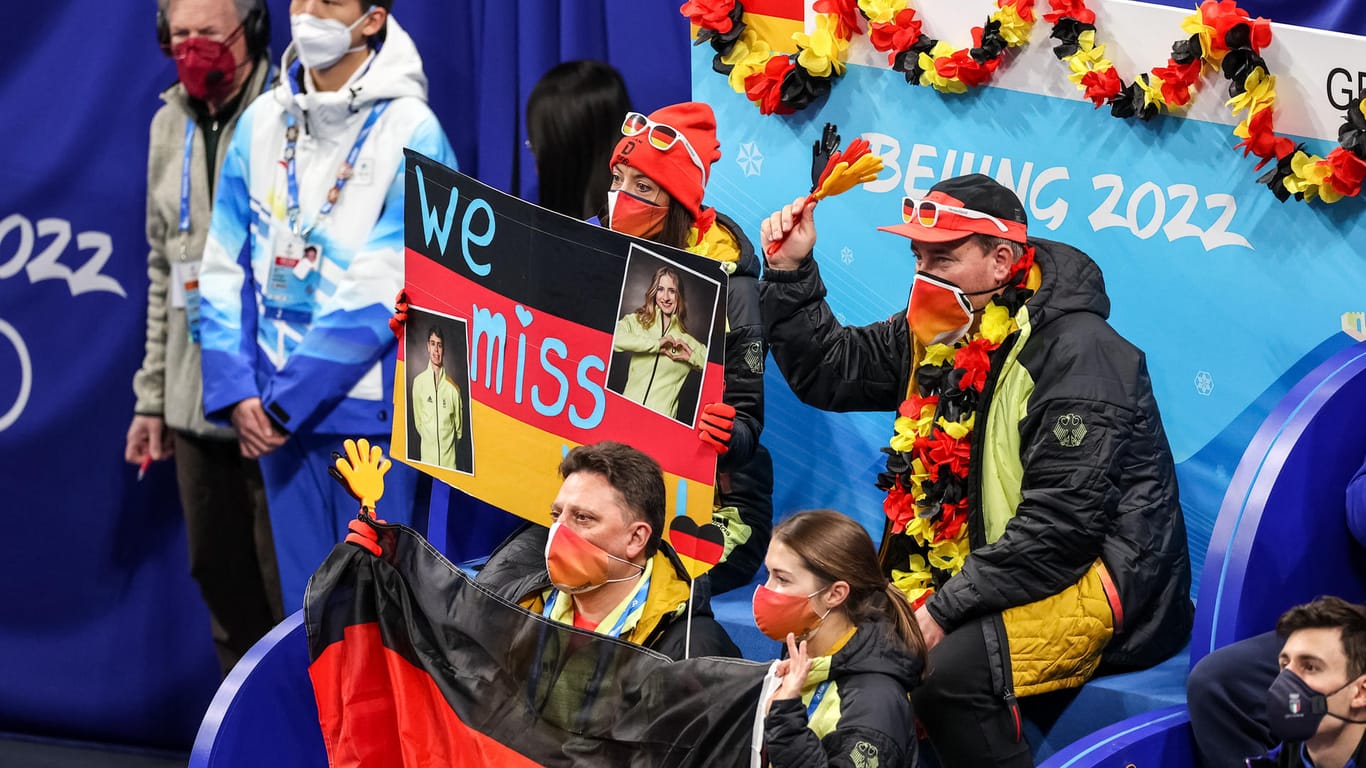 Grüße an Nolan Seegert und Minerva Hase: Das deutsche Team zeigt sich mit den beiden solidarisch.