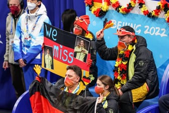 Grüße an Nolan Seegert und Minerva Hase: Das deutsche Team zeigt sich mit den beiden solidarisch.