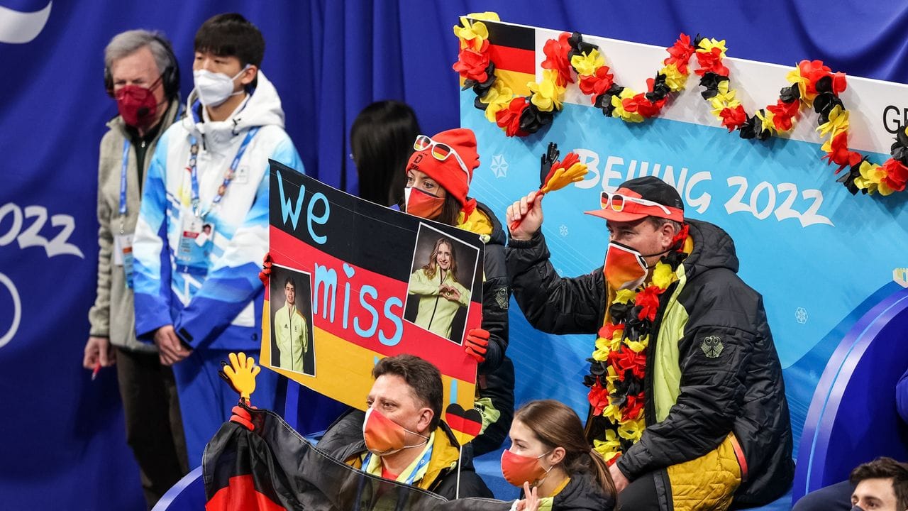 Das deutsche Eiskinstlauf-Team mit dem Plakat für Nolan Seegert und Minerva Hase. Das deutsche Eiskinstlauf-Team mit dem Plakat für Nolan Seegert und Minerva Hase.