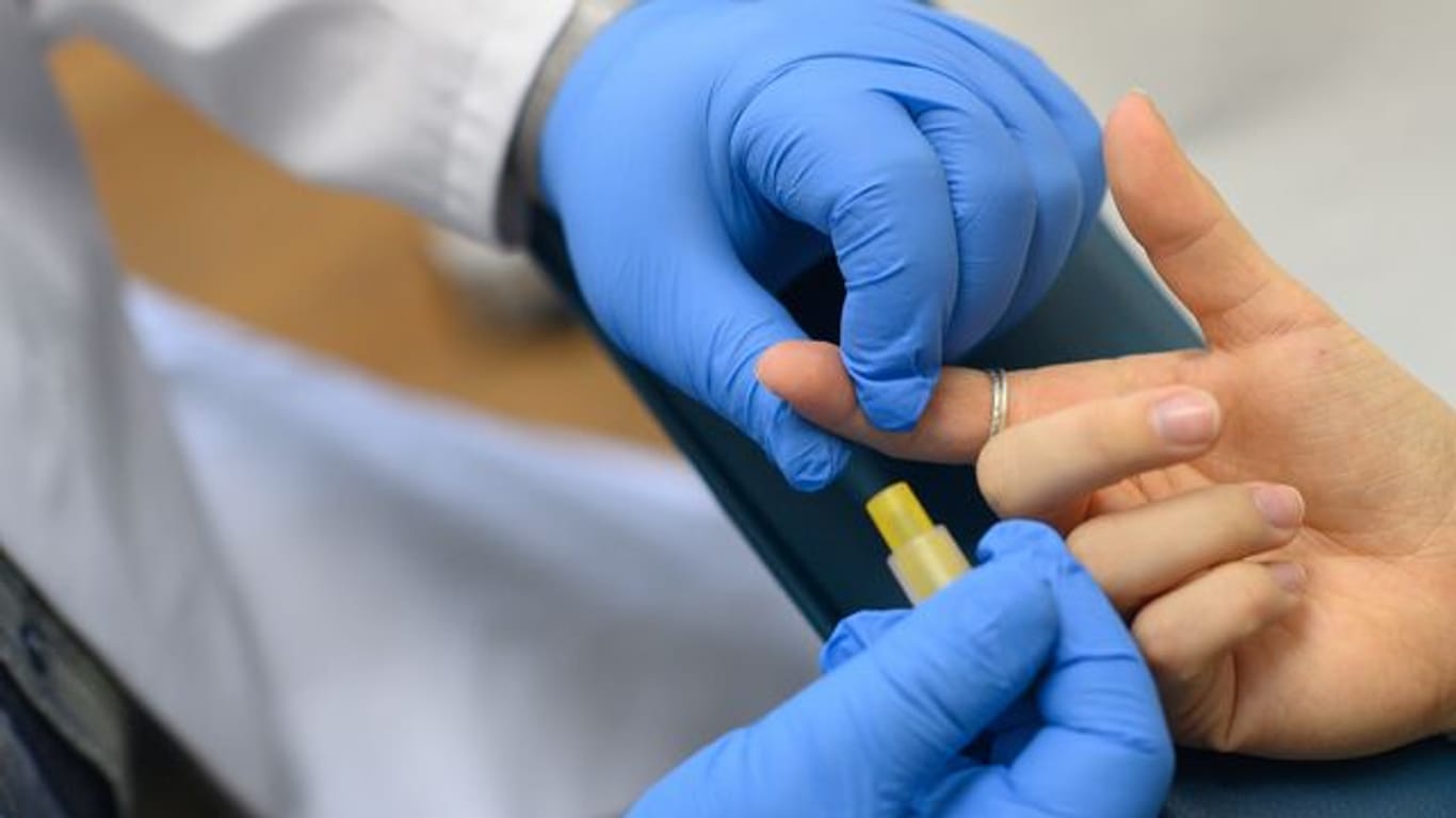 In einem Labor wird von einer Patientin Blut für einen HIV-Test entnommen.