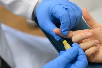 In einem Labor wird von einer Patientin Blut für einen HIV-Test entnommen.