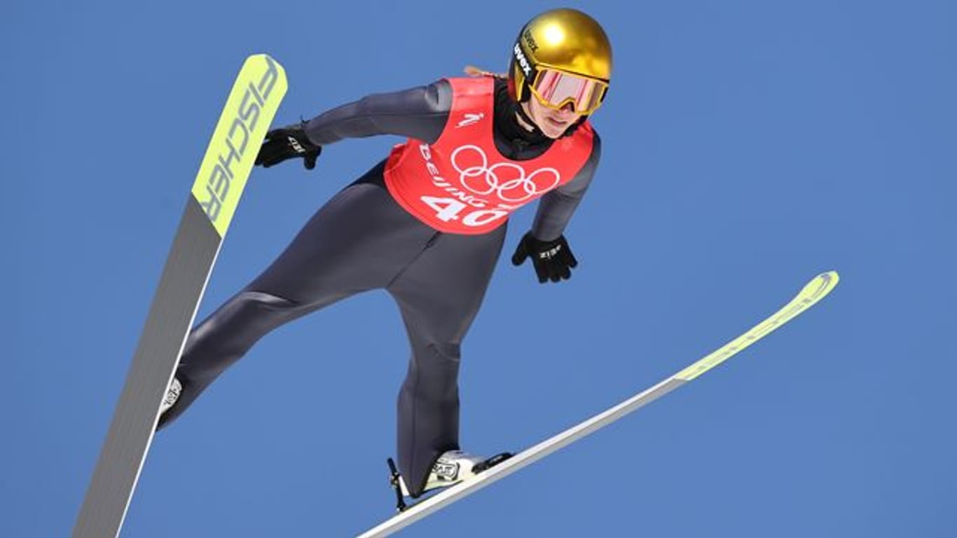 Skispringerin Katharina Althaus beim Training.