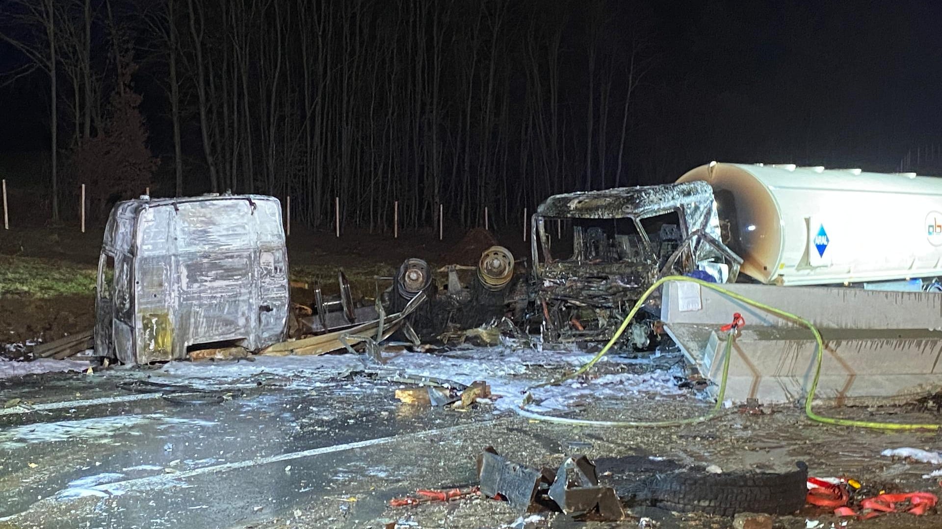 Unfall auf der A3: Die Lkws sind vollständig ausgebrannt.