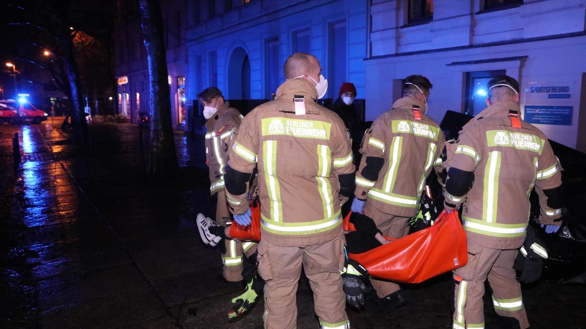 Einsatzkräfte der Berliner Feuerwehr transportieren eine Person ab: Insgesamt wurden fünf Personen ins Krankenhaus gebracht. Einsatzkräfte der Berliner Feuerwehr transportieren eine Person ab: Insgesamt wurden fünf Personen ins Krankenhaus gebracht.