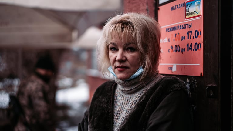 Yulia vor ihrem Shop in Werchnjotorezke: "Vor drei Monaten habe ich den Bruder begraben, jetzt explodiert der Vater."