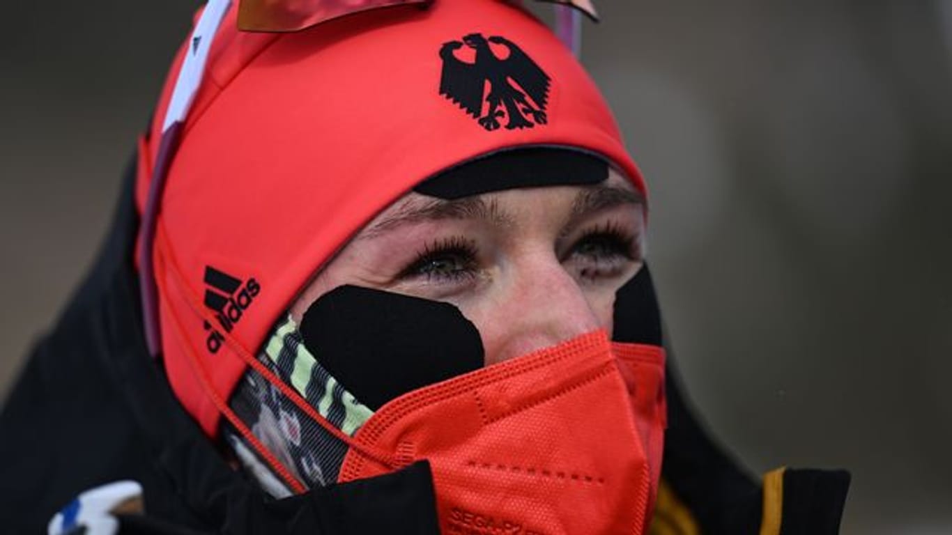 Biathletin Denise Herrmann hat sich gegen die eisige Kälte gerüstet.