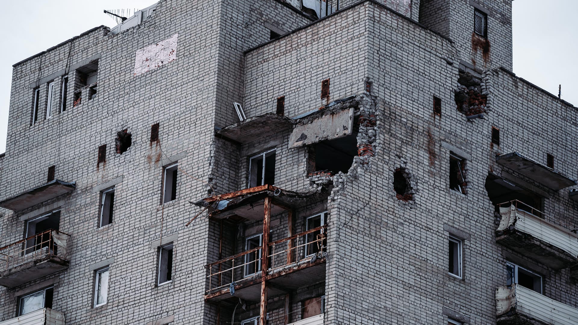 Zerstörtes Haus am Rande von Awdijiwka: "Hier wohnt schon lange keiner mehr."