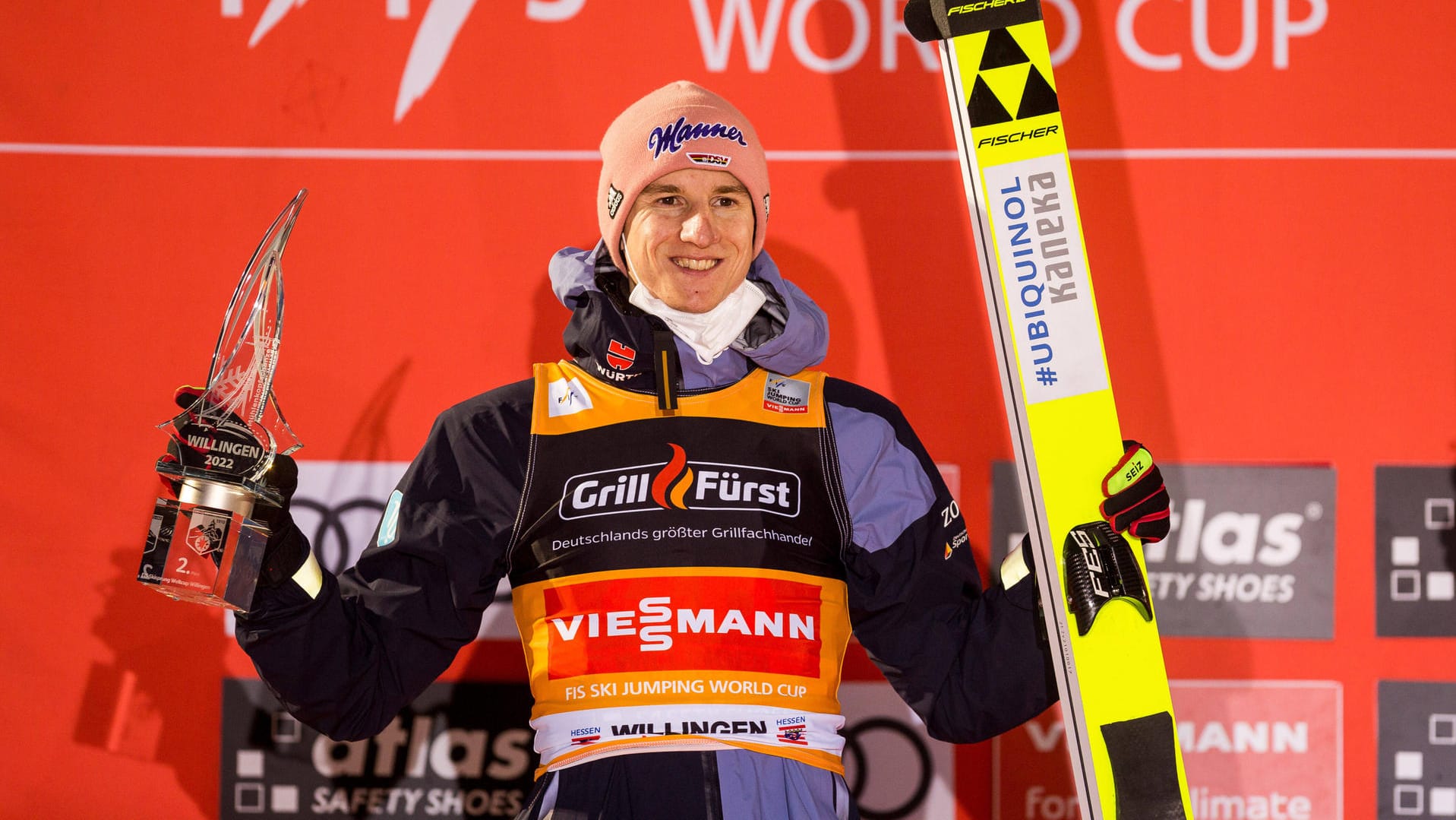 Der Mann im Gelb Trikot: Karl Geiger reist als Weltcupführender nach China und hofft dort auf seine erste Goldmedaille.