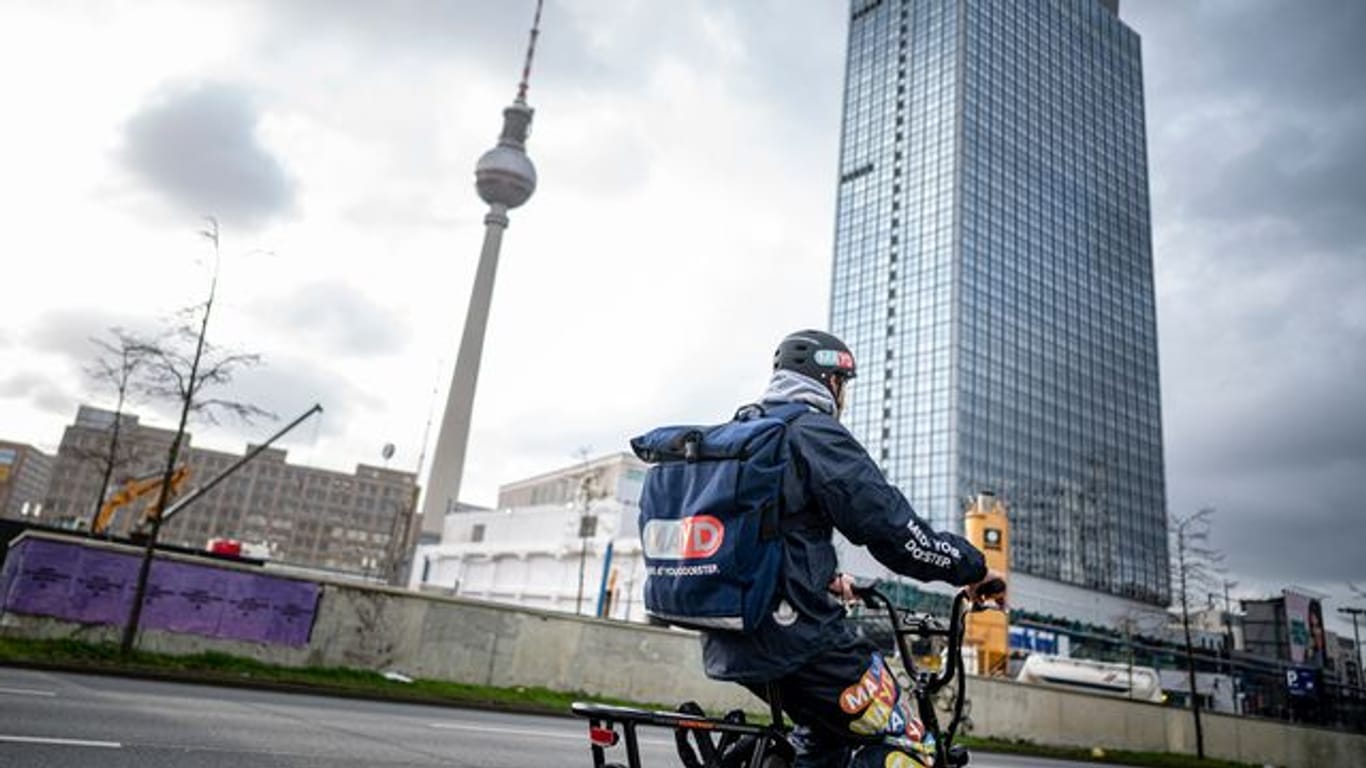 Ein Fahrer des Medikamenten-Lieferservice Mayd auf dem Weg durch Berlin-Mitte.