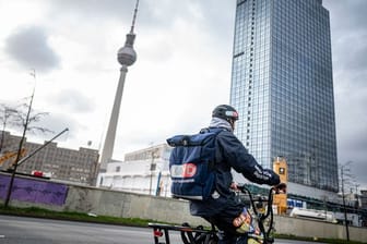 Ein Fahrer des Medikamenten-Lieferservice Mayd auf dem Weg durch Berlin-Mitte.