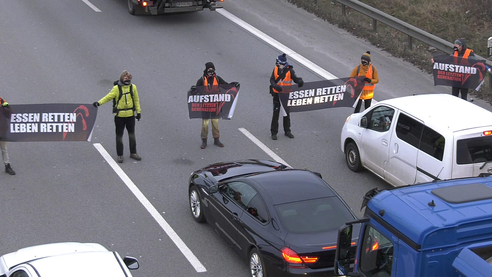 Aktivisten der Gruppe "Aufstand der letzten Generation" bei einer Autobahnblockade Ende Januar in Berlin (Archivbild): Sie fordern ein Gesetz gegen Lebensmittelverschwendung.