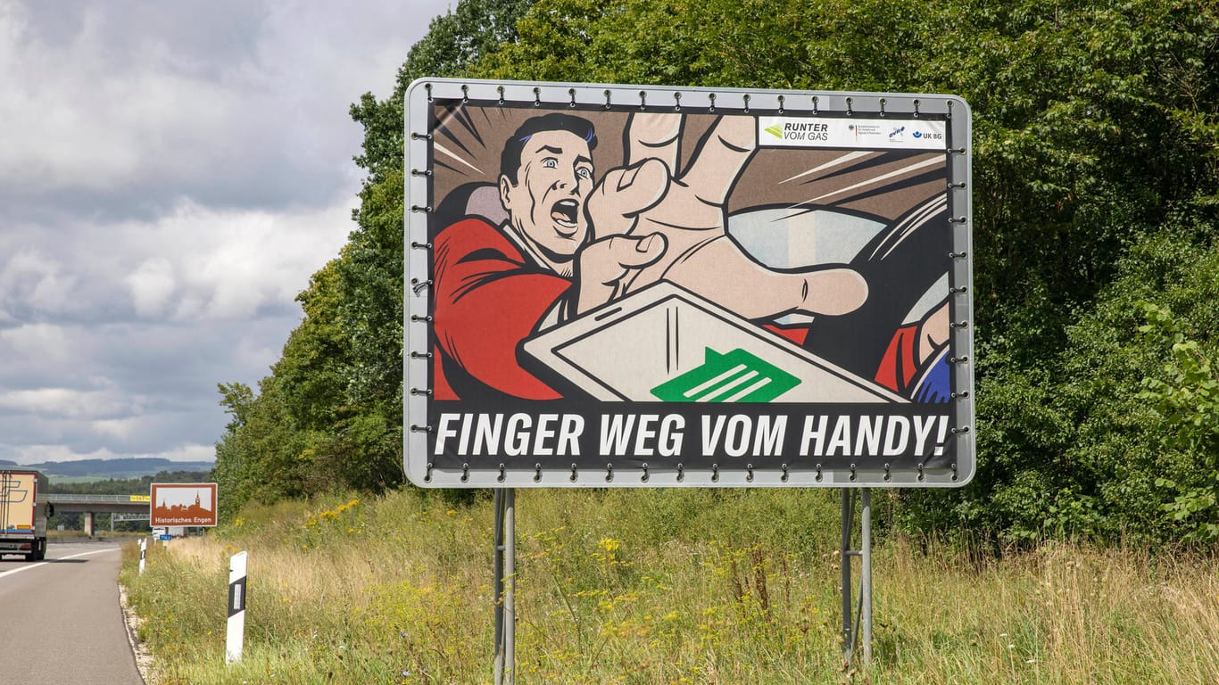 Plakat mit Warnhinweis (Symbolbild): Wer am Steuer Elektronikgeräte wie etwa ein Mobiltelefon in die Hand nimmt, muss mit Bußgeld und Punkten rechnen.
