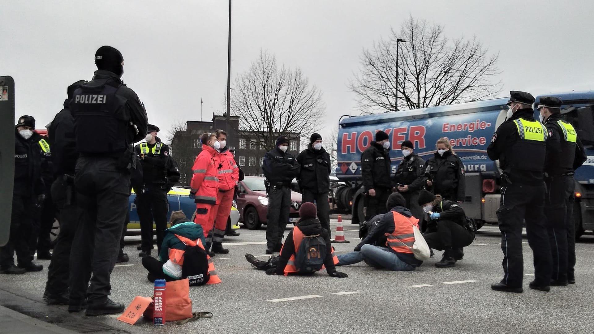 Aktivisten sitzen auf der Elbbrücke: Mit der Aktion haben die Demonstrierenden den Verkehr aufgehalten.