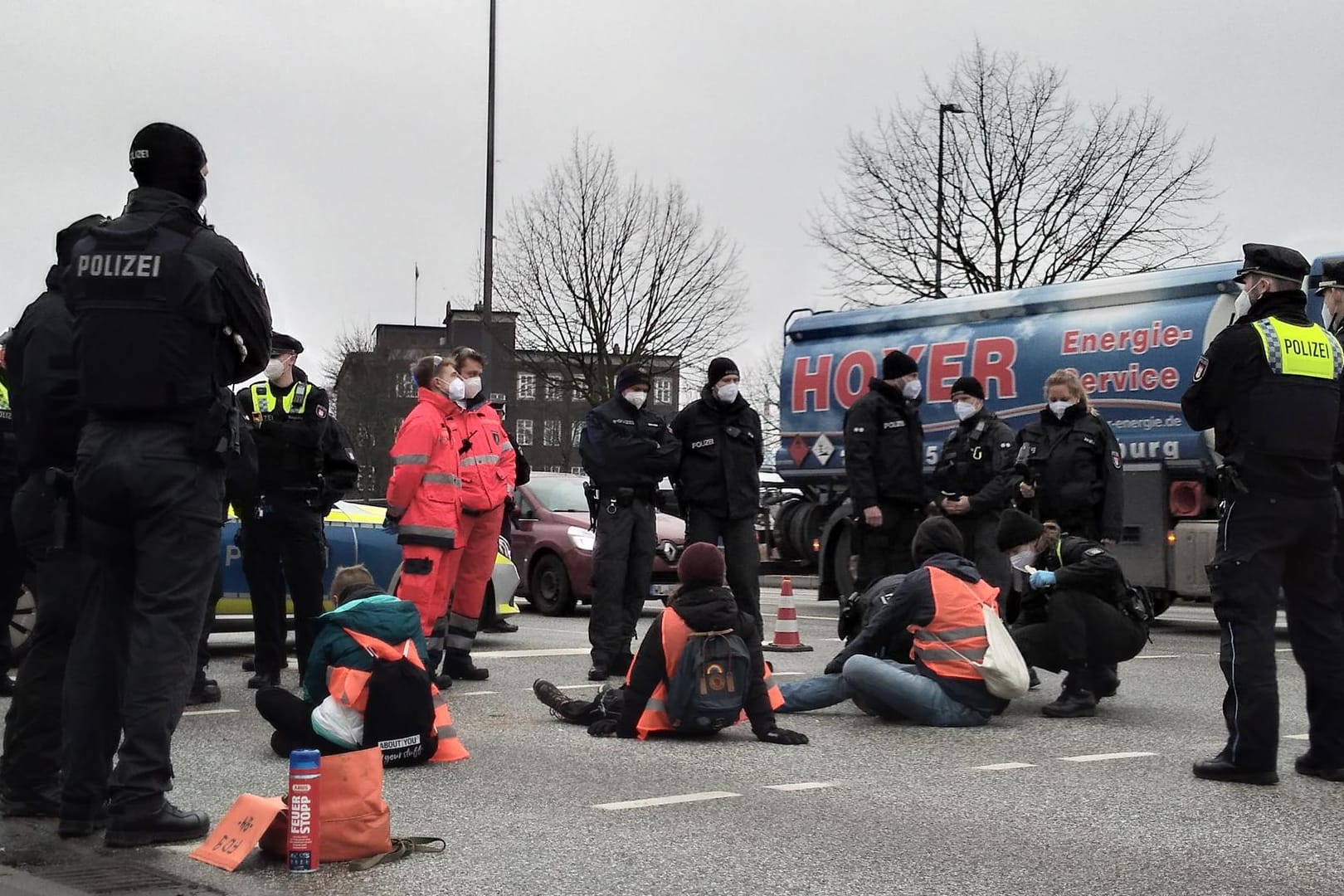 Aktivisten sitzen auf der Elbbrücke: Mit der Aktion haben die Demonstrierenden den Verkehr aufgehalten.