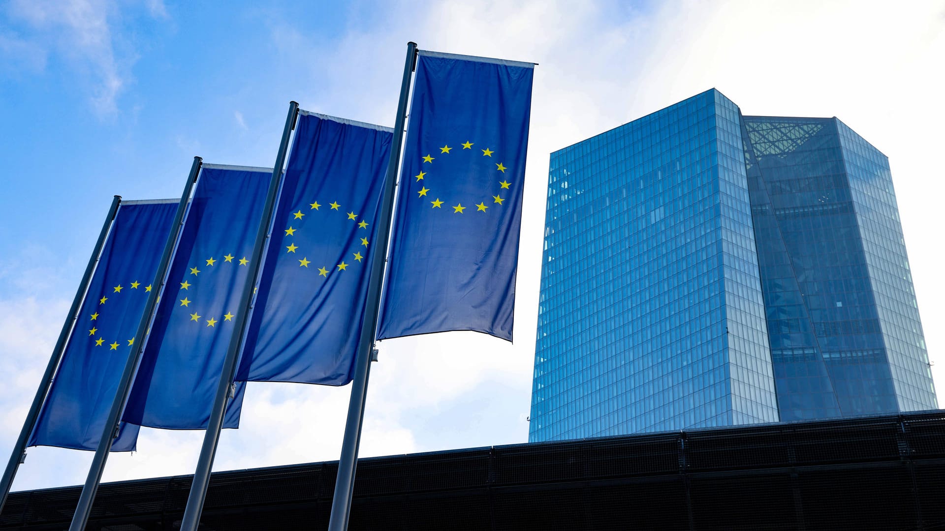 Gebäude der Europäischen Zentralbank in Frankfurt (Symbolbild): Die EZB will die Inflationsrate langfristig bei zwei Prozent halten. Gebäude der Europäischen Zentralbank in Frankfurt (Symbolbild): Die EZB will die Inflationsrate langfristig bei zwei Prozent halten.