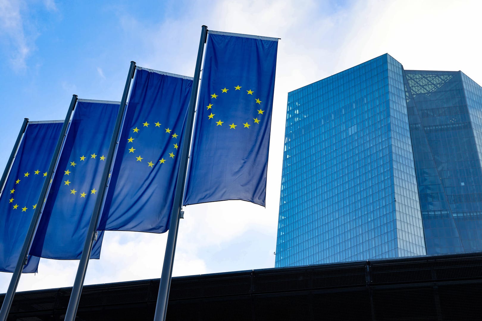 Gebäude der Europäischen Zentralbank in Frankfurt (Symbolbild): Die EZB will die Inflationsrate langfristig bei zwei Prozent halten. Gebäude der Europäischen Zentralbank in Frankfurt (Symbolbild): Die EZB will die Inflationsrate langfristig bei zwei Prozent halten.