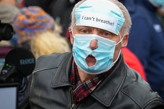 Mann bei einer Protestaktion gegen die Corona-Maßnahmen in Berlin: Durch massenhaftes Abstimmen in Umfragen sollen Mehrheiten simuliert werden.
