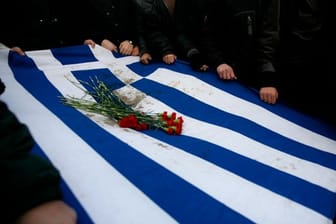 Ein griechischer Fußballer ist auf dem Platz an einem Herzstillstand gestorben.