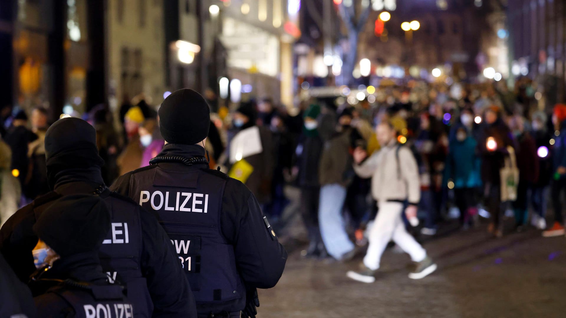 Die Polizei bei einer Demonstration gegen die Corona-Politik (Archivbild): In Essen haben sich Personen verabredet, um mutmaßlich eine Impfaktion zu stören. Die Polizei bei einer Demonstration gegen die Corona-Politik (Archivbild): In Essen haben sich Personen verabredet, um mutmaßlich eine Impfaktion zu stören.