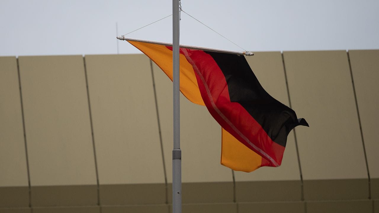 Eine Deutschlandfahne in Kusel auf Halbmast. Eine Deutschlandfahne in Kusel auf Halbmast.