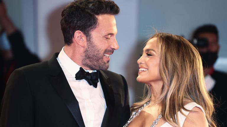 Hach, wie süß: Ben Affleck und Jennifer Lopez werfen sich verliebte Blicke zu.