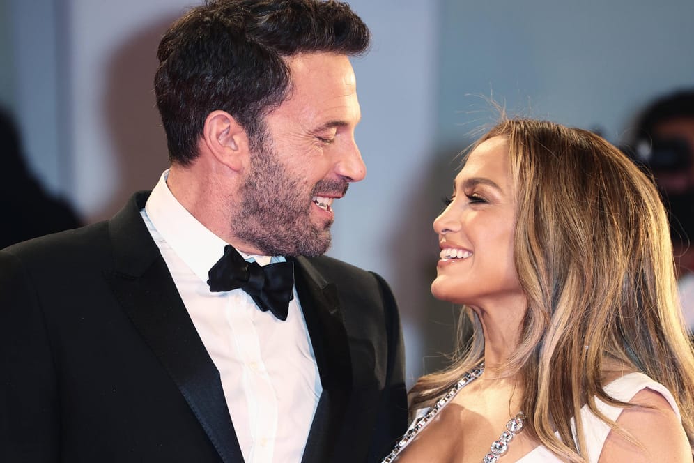 Hach, wie süß: Ben Affleck und Jennifer Lopez werfen sich verliebte Blicke zu.