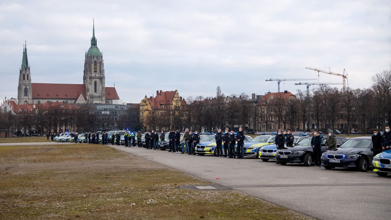 Polizisten bei der Schweigeminute für die in Rheinland-Pfalz getöteten Polizisten in München. Polizisten bei der Schweigeminute für die in Rheinland-Pfalz getöteten Polizisten in München.