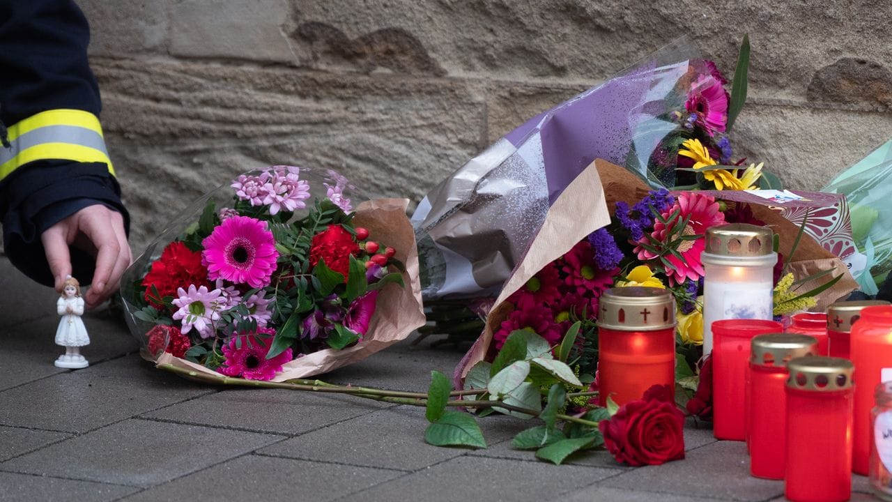 Eine Frau stellt vor der Polizeiinspektion Kusel einen Engel ab. Eine Frau stellt vor der Polizeiinspektion Kusel einen Engel ab.