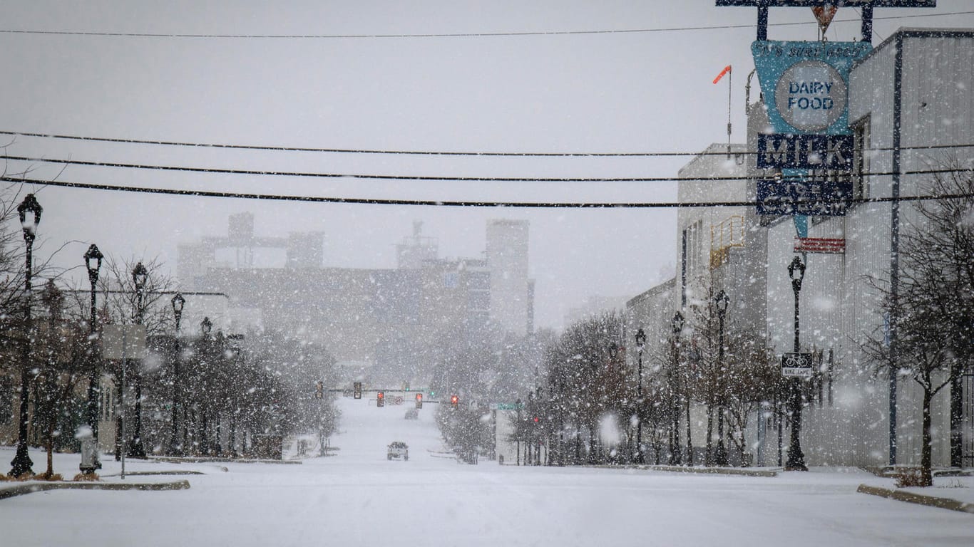 Sturm in Fort Worth: Die Straßen werden vom Schnee bedeckt.