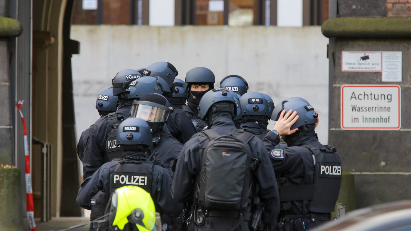 Nordrhein-Westfalen, Aachen: Einsatzkräfte stehen vor dem Justizzentrum Aachen.