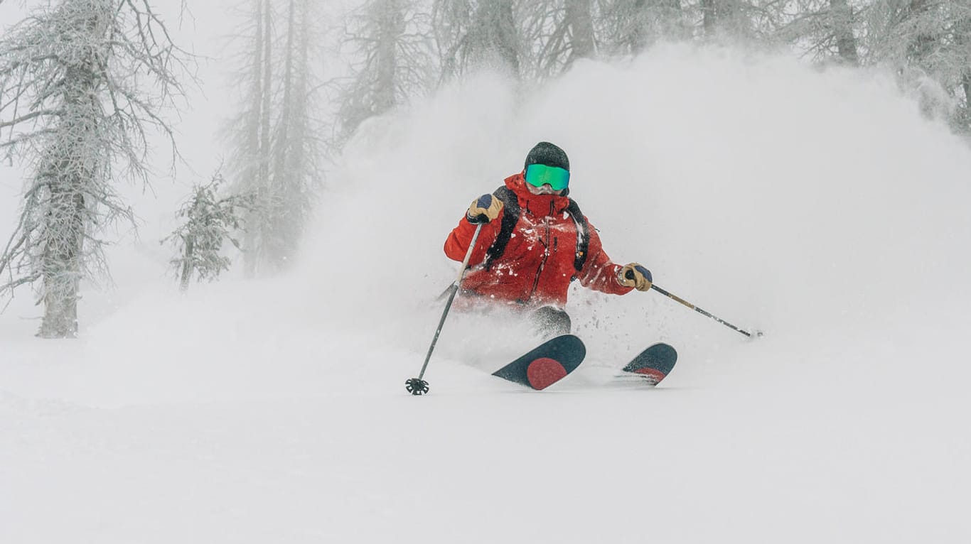 Ein Skifahrer (Symbolbild): In Tirol war eine Deutsche 15 Minuten lang von einer Lawine begraben.