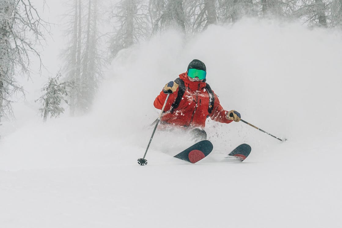 Ein Skifahrer (Symbolbild): In Tirol war eine Deutsche 15 Minuten lang von einer Lawine begraben.