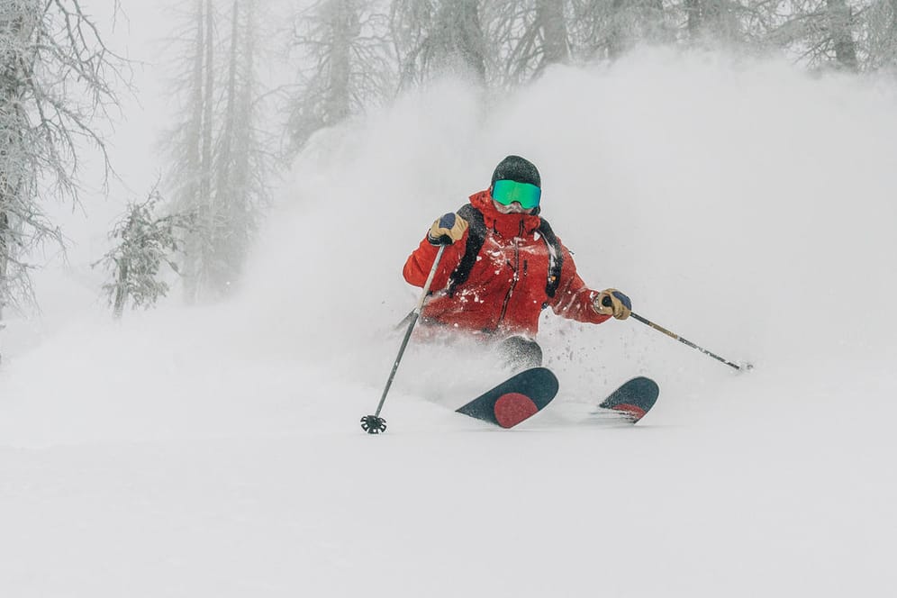 Ein Skifahrer (Symbolbild): In Tirol war eine Deutsche 15 Minuten lang von einer Lawine begraben.