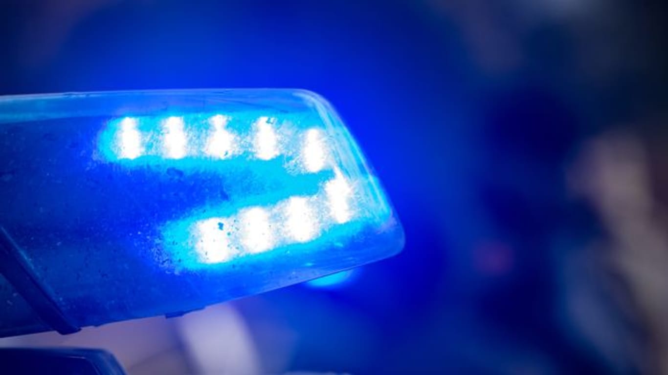 Blaulicht eines Polizeiautos: In Rüsselsheim bei Darmstadt hat eine Rentnerin in ihrer Wohnung Rauschgift ihres Nachbarn aufbewahrt.