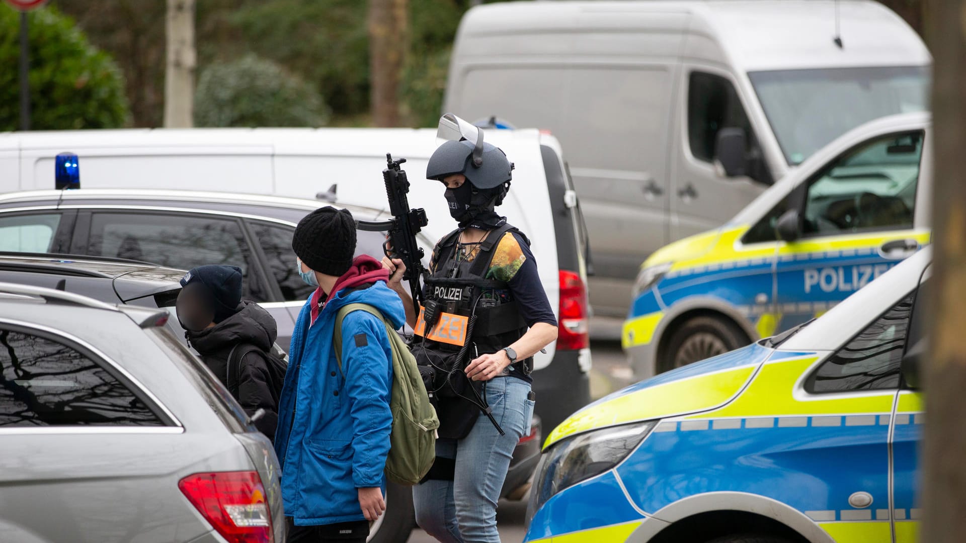 Polizeieinsatz an der Schule in Chorweiler: Die Schüler wurden in Gruppen aus dem Gebäude geführt. Polizeieinsatz an der Schule in Chorweiler: Die Schüler wurden in Gruppen aus dem Gebäude geführt.